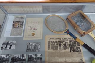 Sportowe pamiątki kaliszan na wystawie w bibliotece