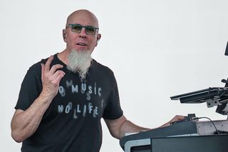 Co Jordan Rudess (Dream Theater) uważa o telefonach na koncertach? Nie trzymaj go cały czas w górze 