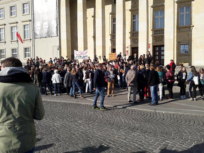 Uczniowie protestują przed kuratorium