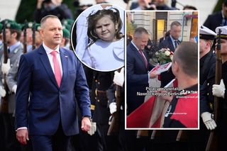 Nawrocki przybył do Berlina i od razu dostał prezent dla córeczki. Panie prezydencie, to dla Kasi
