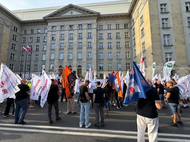 Paraliż w Katowicach. Rozpoczął się protest górników i hutników. "Stal się hartuje, a rząd ją rujnuje"
