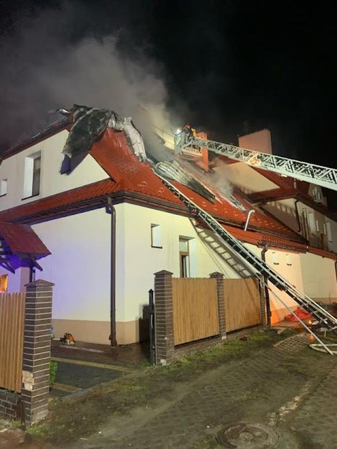 Pożar domu wielorodzinnego na os. Kolejowym w Tarnowie! Jedenaście osób ewakuowanych