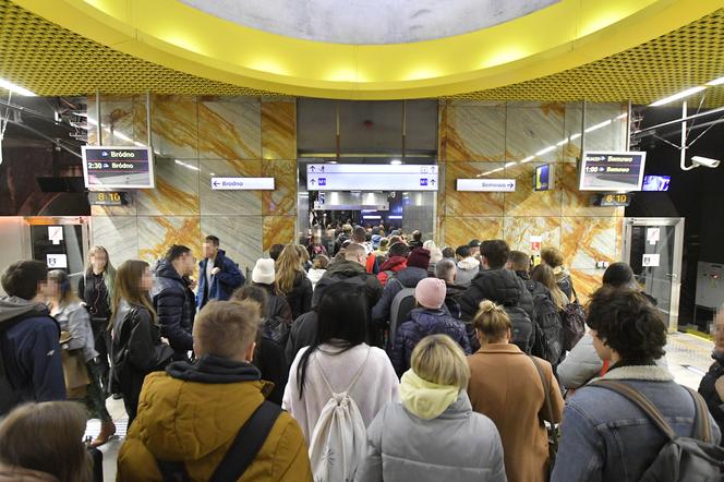 Dantejskie sceny na stacji metra Świętokrzyska. Tłum nie mieści się w korytarzach