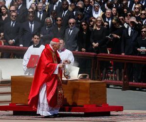Zaczął się pogrzeb papieża Franciszka. Jedna z największych takich ceremonii w historii