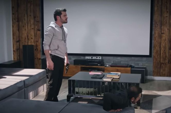 Aziz dotkliwie pobije brata, który go zdradził. Pozbawi go także nazwiska! 