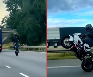 Motocyklem na jednym kole po A4. Burza w sieci po publikacji nagrania 