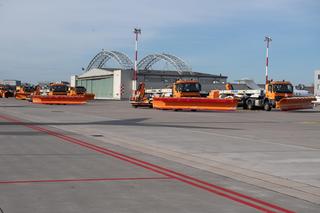Parada na Lotnisku Chopina. Na płytę wyjechały specjalistyczne pojazdy