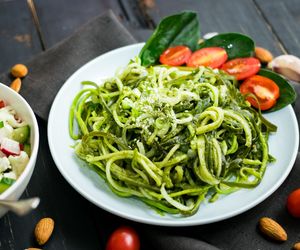 Makaron z cukinii z zielonym pesto: błyskawiczne danie nie tylko dla wegetarian
