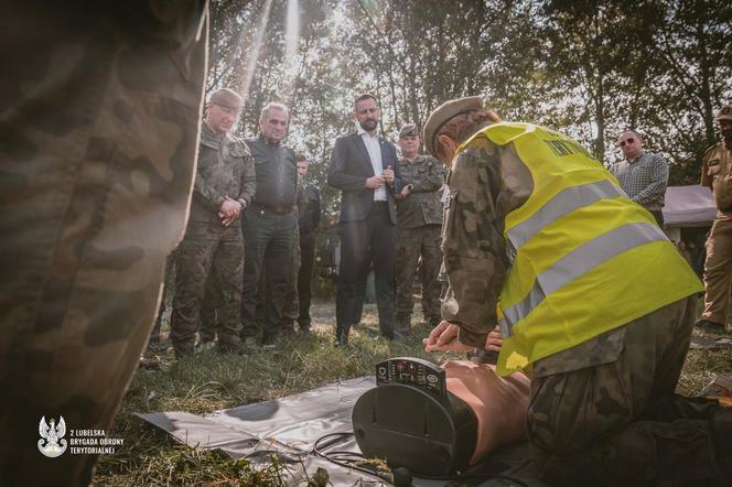 Terytorialsi, myśliwi, strażacy i policjanci poszukiwali osób zaginionych. Uczestników szkolenia odwiedził minister obrony narodowej