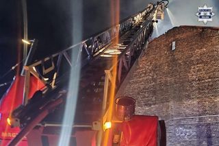 Pożar w Chorzowie: Policjanci uratowali mieszkańców i psa z płonącej kamienicy