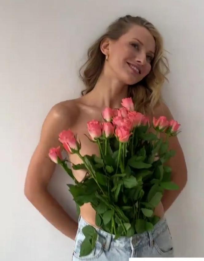 Joanna Moro ma bukiet róż w majtkach