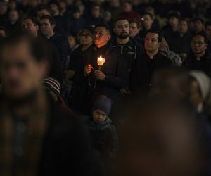 Watykan. Modlitwa o zdrowie papieża Franciszka na placu Świętego Piotra