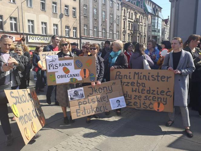 Strajk nauczycieli: "PiSranki obiecanki". Tłumy na proteście w Katowicach