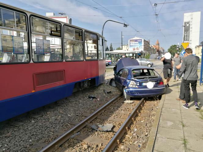 Wypadek na rondzie Jagiellonów w Bydgoszczy. Ruch tramwajów wstrzymany! [ZDJĘCIA]