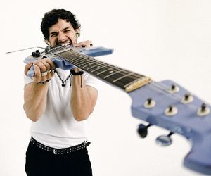 Jacko Brango ma Za dużo gitar. Debiutancki album artysty już jest!