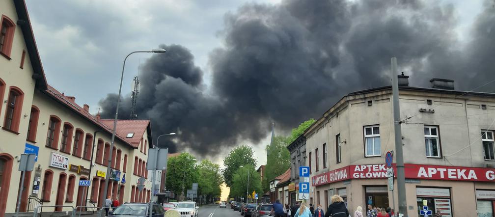POTĘŻNY pożar w Katowicach! Płoną podkłady kolejowe!