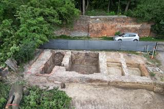 Niezwykłe odkrycie w Lublinie! Archeolodzy na placu budowy odkryli pozostałości fundamentów i piwnic budynku z XVIII wieku. ZDJĘCIA