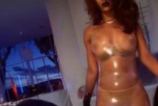 Wycięli PIERSI RIHANNY! 