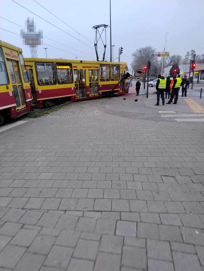 Łódź. Wypadek na skrzyżowaniu Aleksandrowskiej z Rydzową. Tramwaj zderzył się z ciężarówką [ZDJĘCIA].