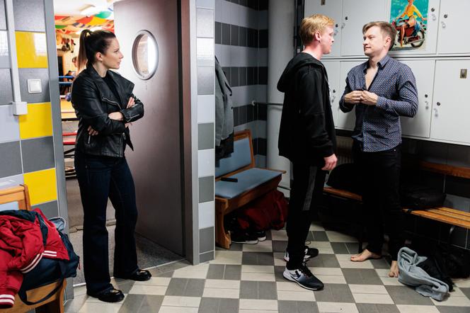 Na Wspólnej, odcinek 3669: Igor (Jakub Wesołowski), Oskar (Maciej Kosiacki), Judyta (Anna Dereszowska)