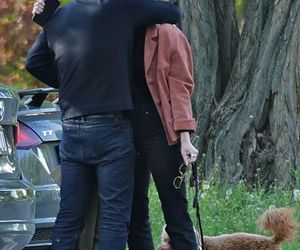 Andrzej Chyra smyra i całuje