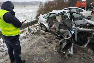 DW 670. Bieniowce - Dąbrowa Białostocka. Wypadek na DW 670. Czołowe zderzenie audi z volkswagenem. Trzy osoby w szpitalu [ZDJĘCIA]