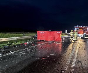 Śmiertelny wypadek pod Kutnem. 28-latek z BMW zderzył się z dwoma pojazdami [ZDJĘCIA].