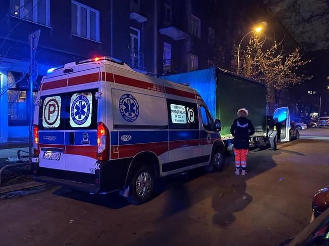 Makabra na Mokotowie. Zwłoki 60-letniego mężczyzny leżały na środku chodnika  