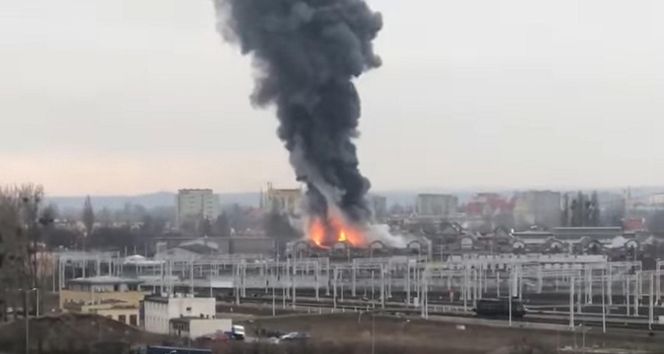 Potężny pożar zabytkowej hali w Gdańsku. Wielka chmura dymu w mieście