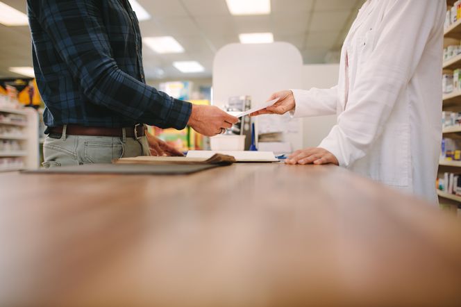 Pacjent chce zrealizować receptę w aptece
