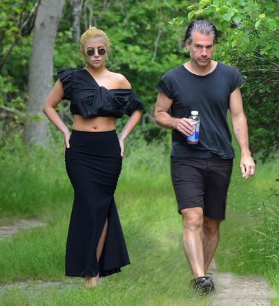 Lady Gaga i Christian Carino na wycieczce po lesie