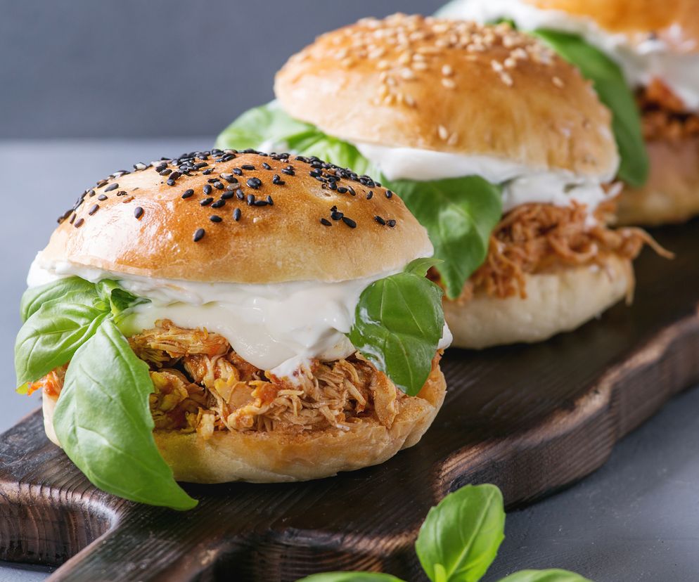 Szarpane mięso z kurczaka z rosołu do kanapek na ciepło 