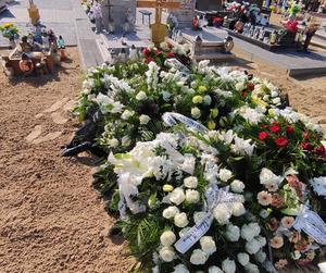 Karol, który zginął w Wabczu, spoczął na cmentarzu w Chełmnie. Grób utonął w białych kwiatach