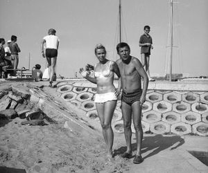 QUIZ PRL. Seksbomby znad Bałtyku. W czym opalały się nasze matki i babki? 15 pytań o plażowanie w stylu PRL