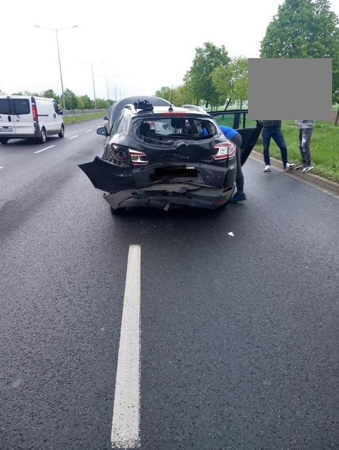 Samochody mocno zniszczone, ale ludzie cali. Po kolizji w Lesznie