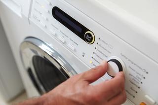 Jak pozbyć się pleśni w pralce? Ekspresowy sposób, który sprawi, że pralka znów będzie czysta i pachnąca