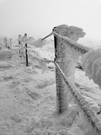 Sroga Śnieżka zimą! Te zdjęcia robią wrażenie! [GALERIA]