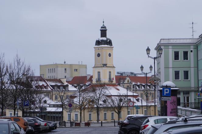 Białystok pod śniegiem. W mieście pojawiły się pierwsze świąteczne ozdoby