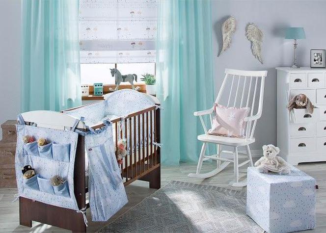 Biały, bujany fotel w pokoju niemowlęcia