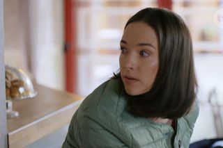 Na Wspólnej odc. 4057. Ania (Sonia Mietielica), Julka (Maja Oświecińska), Włodek (Mieczysław Hryniewicz)