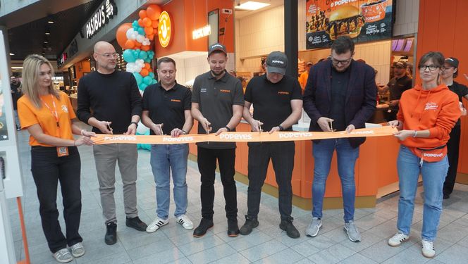 Tłumy na otwarciu Popeyes w Olsztynie. Rekordzista czekał w kolejce ponad 20 godzin