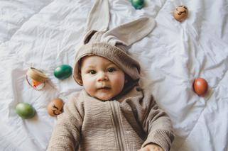 Wielkanocna sesja niemowlaka w domu 10 pomysłów na słodkie ujęcia 
