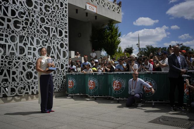 Zjawiskowa Iga Świątek świętuje zwycięstwo w Roland Garros