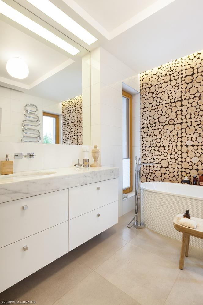 Biała łazienka z drewnianą ścianą