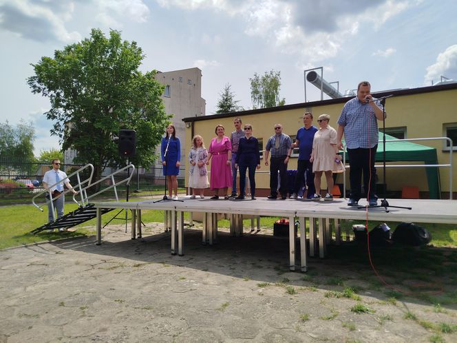 Przez lata ŚDS w Siedlcach działał w dwóch lokalizacjach, teraz już oficjalnie funkcjonuje w jednym miejscu, w budynkach dostosowanych do potrzeb osób z niepełnosprawnościami.