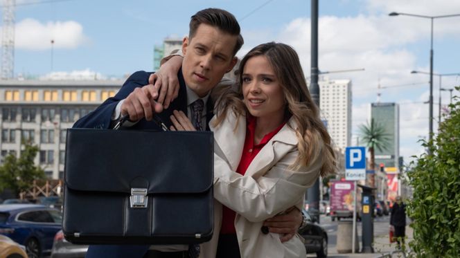 Na Wspólnej odc. 4063. Darek Żbik (Michał Mikołajczak), prawniczka Kalina (Katarzyna Gałązka)