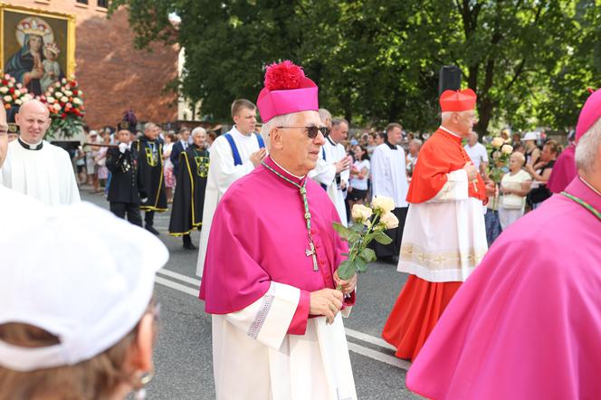 Tysiące kobiet i dziewcząt na pielgrzymce do Piekar Śląskich. "Jestem w Kościele, więc idę"