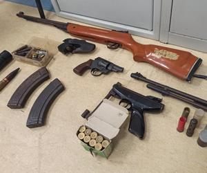 Jak w domu z horroru! 52-latek kolekcjonował w mieszkaniu broń i pornografię dziecięcą. Trafi za kratki