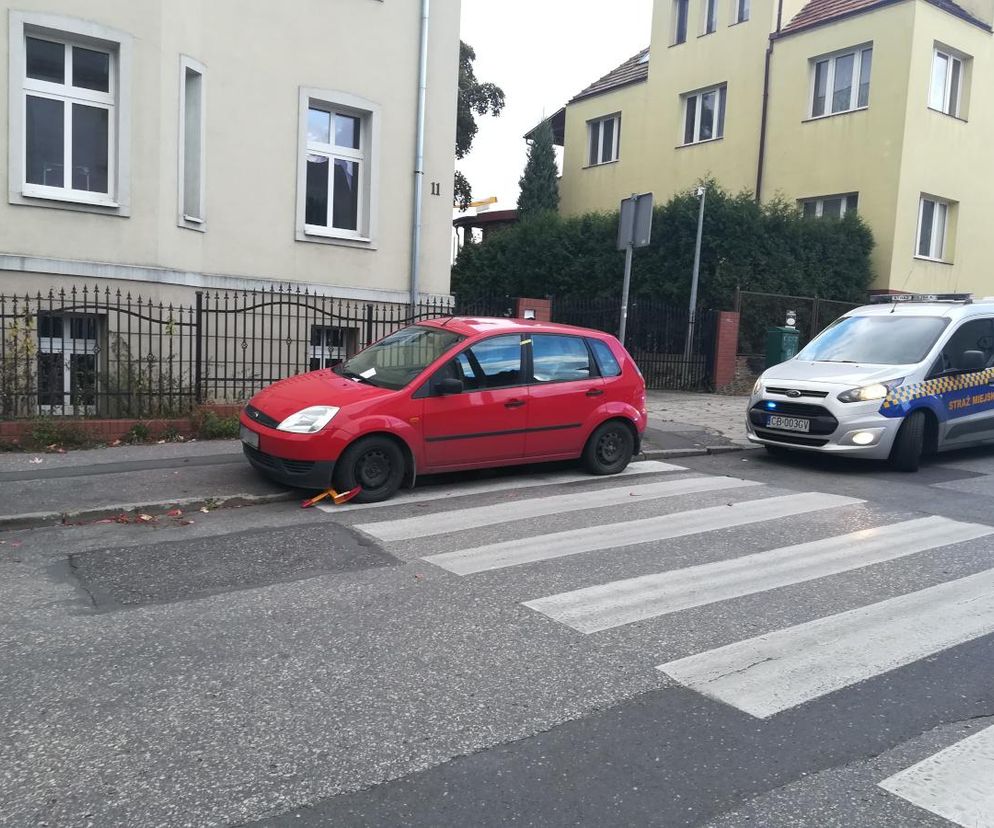 Lawina zgłoszeń o nieprawidłowym parkowaniu. Ludzie wysyłają bydgoskim strażnikom miejskim po kilkadziesiąt zdjęć na raz 