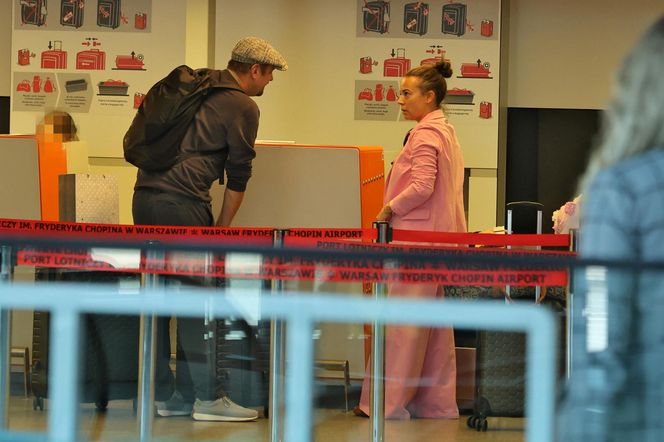 Anna Mucha z rodziną na lotnisku